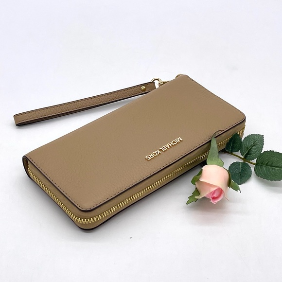 Michael Kors Handbags - Michael Kors Large Continental Wallet Wristlet
